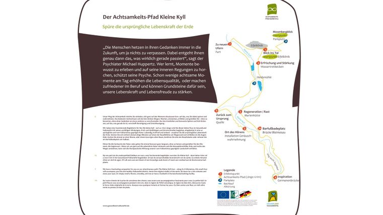 Ein Informationsschild über den Achsmarzel-Pfad Kleine Kyll. Es bietet eine Übersicht über den Wanderweg und die Umgebung.