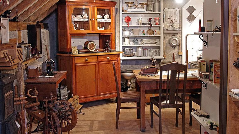 Interieur van het kleine museum met antieke meubels en huishoudelijke voorwerpen.