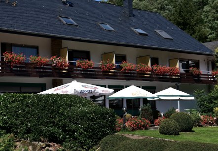 Au&szlig;enansicht Zimmer mit Balkon Gartenblick, &copy; Verena Kartz