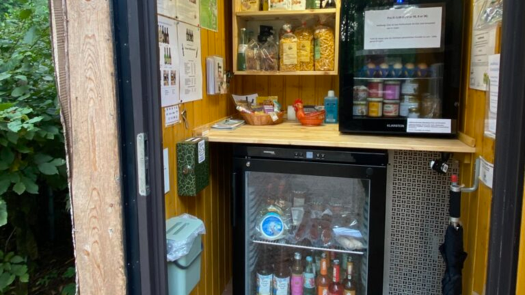 The perhaps smallest farm shop in the Vulkaneifel – with a large selection of regionally produced products!With us you will find everything that delights the heart of a connoisseur: Fresh eggs from our chickens, honey from our own beekeeping, and handmade pasta made with our own eggs. Also discover game specialties from our region, carefully prepared and guaranteed to be a treat for the palate.