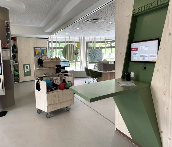 Verleihtheke in der neuen Tourist Information, &copy; GesundLand Vulkaneifel GmbH