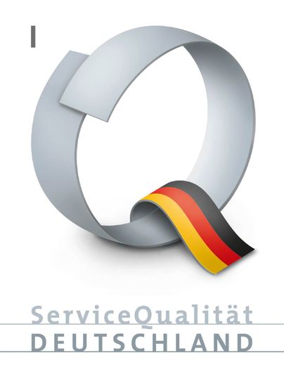 Een grafisch logo met de letter "Q" en een Duitse vlag. Daaronder staat de tekst "ServiceKwaliteit DUITSLAND".