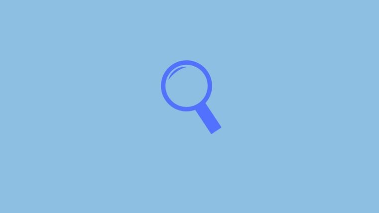 Ein blauer Hintergrund mit einem vergrösserten Icon einer Lupe in der Mitte. Das Bild vermittelt eine Suchthematik.