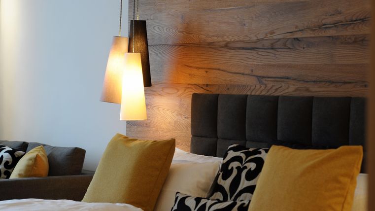 Ein stilvolles Schlafzimmer mit gemütlichen Betten und dekorativen Kissen. Sanfte Beleuchtung schafft eine entspannte Atmosphäre.