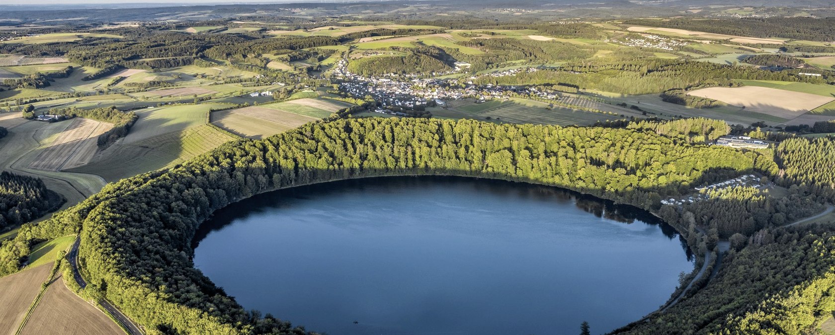 Blick auf das fast kreisrunde Pulvermaar, © Eifel Tourismus GmbH