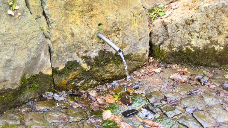 Water dat uit de bronkraan stroomt