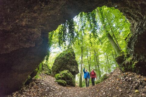 Zwei Wanderer, die auf die Eishöhlen zugehen