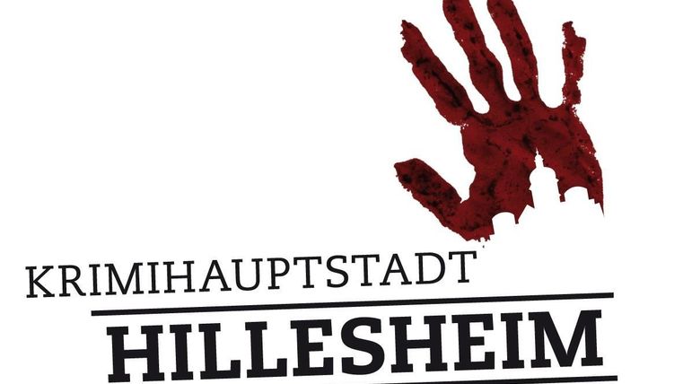 Das schwarz-rote Logo der Krimihauptstadt Hillesheim mit einem schwarzen Schriftzug Krimihauptstadt Hillesheim und einem gezeichneten blutigen Handabdruck