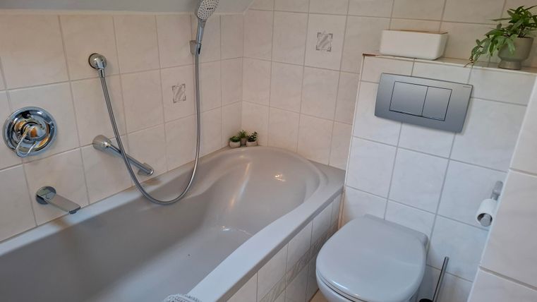 A warm bath, pleasant scents, and relaxing music—this is how you can relax wonderfully in the bathtub. Enjoy relaxing