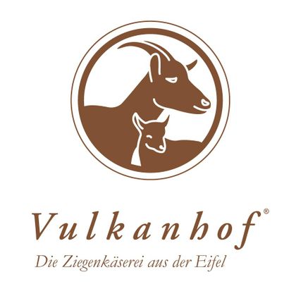 Een logo van Vulkanhof met twee geiten, een grote en een kleine. Daaronder staat "De Ziegenkäserie uit de Eifel".