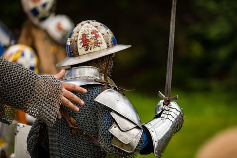 Kind in ridderuitrusting met zwaard