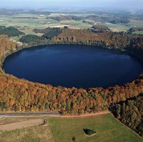 Das Pulvermaar am Maare-Pfad, &copy; Eifel Tourismus GmbH - H. Gassen