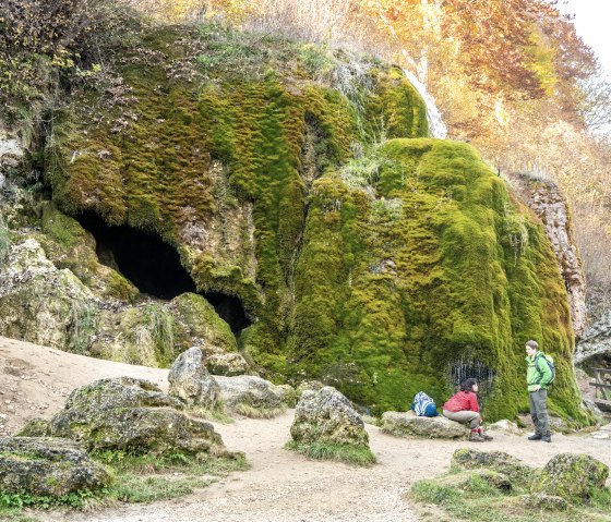 Rest at the impressive Nohn waterfall on the Eifelsteig trail, © Eifel Tourismus GmbH, D. Ketz