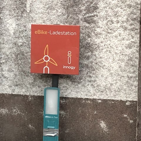 Ladestation Bushaltestelle Zehntscheune, &copy; GesundLand Vulkaneifel GmbH