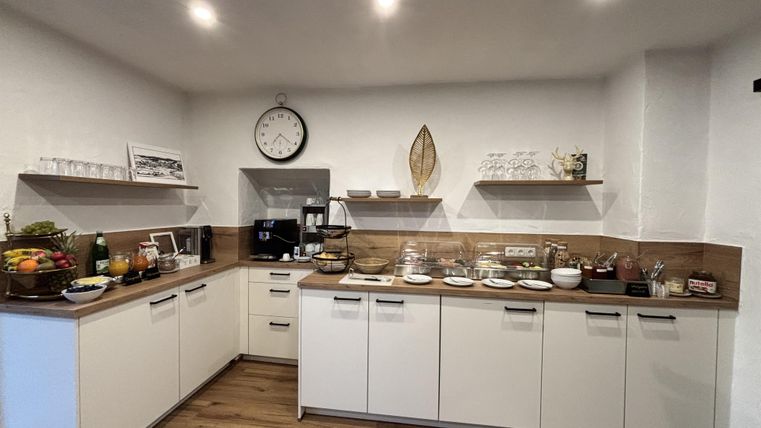 Große Buffet-Ecke im Café drapiert auf einer modernen Küchenzeile.