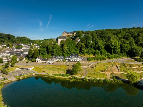Een groep wandelaars loopt langs een grote rots. Op de achtergrond is een aanwijzing te zien.