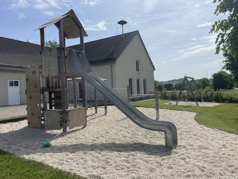 Speeltoren met glijbaan voor kinderen, op een zandplaats