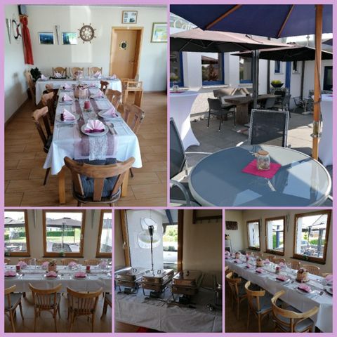 Ein einladender Raum mit gedecktem Tisch und Stühlen, ideal für Feierlichkeiten. Außenbereich mit Sonnenschirm und gemütlicher Sitzgelegenheit.