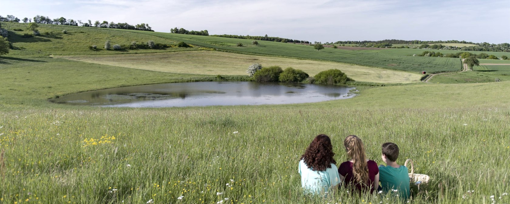 Trautzberger Maar mit Menschen, &copy; Natur- und Geopark Vulkaneifel