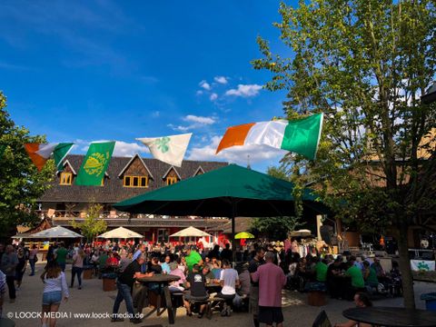 Veel mensen op de kasteelplaats