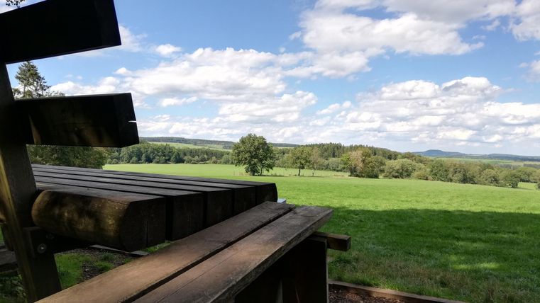 Blick von XXL-Bank ins Grüne