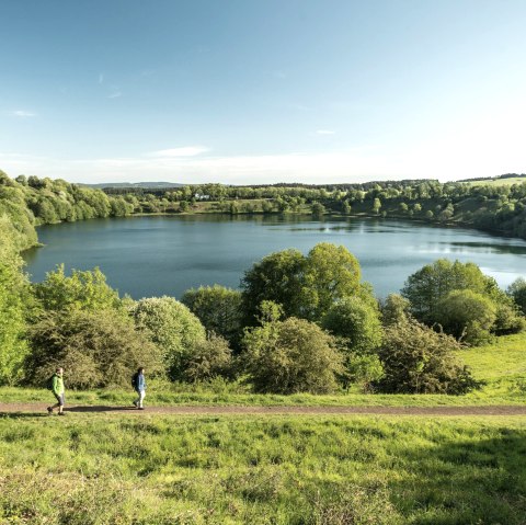 Wanderer am Weinfelder Maar, &copy; Eifel Tourismus GmbH, D. Ketz