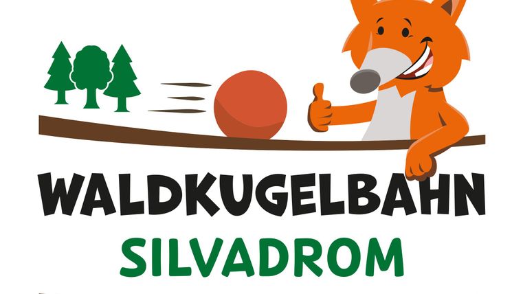 Logo der Waldkugelbahn. Ein Fuchs zeigt den Daumen hoch während neben ihm eine Kugel vorbei rollt. Unter dem Fuchs steht der Schriftzug Waldkugelbahn Silvadrom - Erleben, Entdecken, Erforschen
