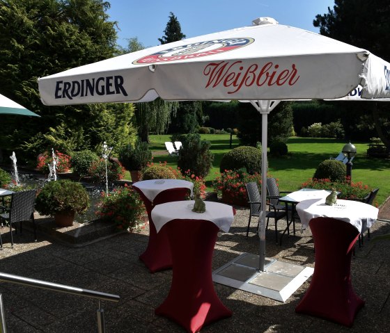 Terrasse du restaurant avec accès au jardin, © Verena Kartz
