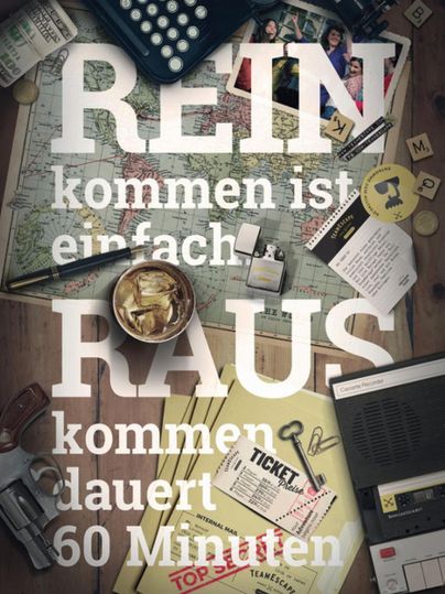 Ein Tisch mit Schreibmaschine, Weltkarte, Revolver, Kassettenrekorder und Dokumenten. Text: "Reinkommen ist einfach, rauskommen dauert 60 Minuten."