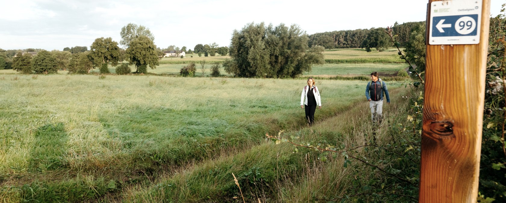 Wandeling door de velden rond Raeren, © Chris Eyre Walker Interreg EFRE