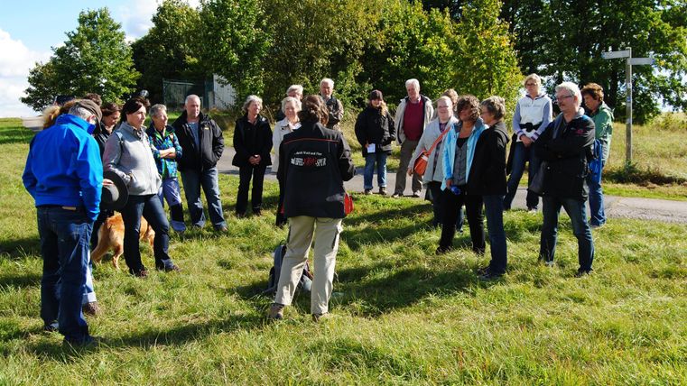 Krimifüherin die einer Wanderungsgruppe etwas erklärt