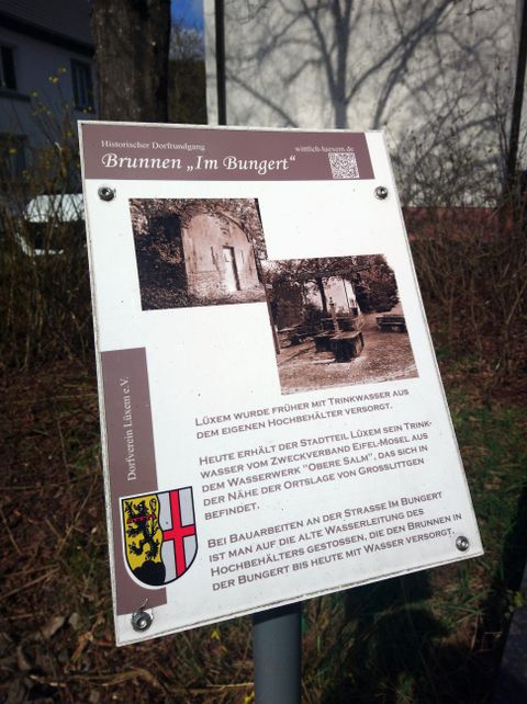 Een informatiebord met de titel "Put in de Bangert". Het toont historische foto's en beschrijft het belang van de put.