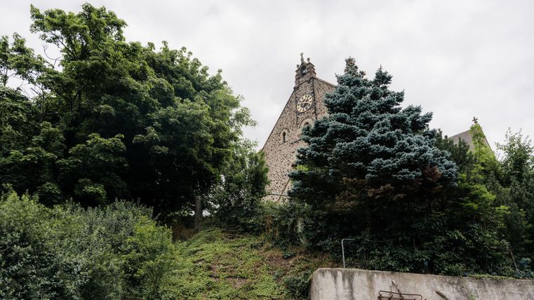 Das Ferienhaus liegt unterhalb der Gillenfelder Kirche.