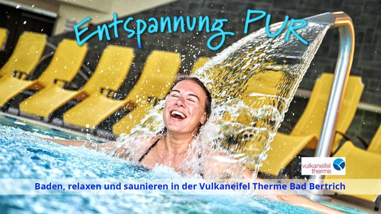 Een ontspannen vrouw geniet van het water in een spa. Gele ligbedden op de achtergrond nodigen uit tot ontspannen.