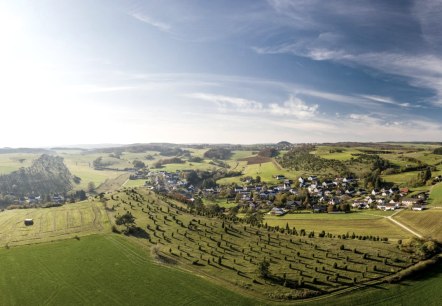 Uitzicht op de Calvarieberg en Alendorf op Eifelsteig etappe 7, &copy; Eifel Tourismus GmbH, D. Ketz