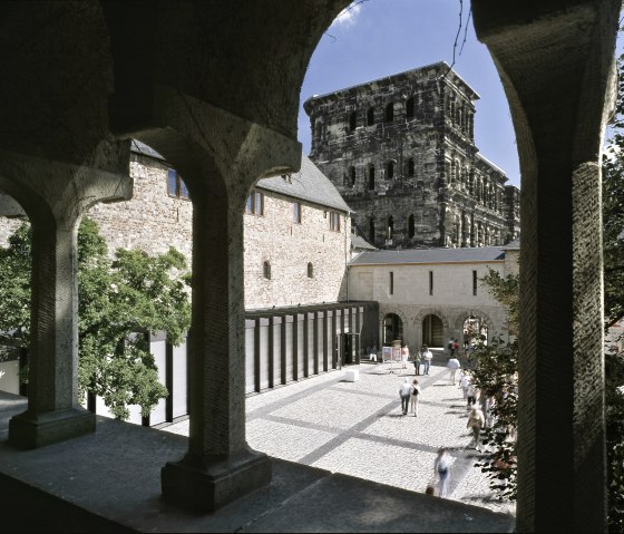 stadtmuseum-simeonstift_innenhof-und-porta-nigra_tomas-riehle_print_1, &copy; Tomas Riehle