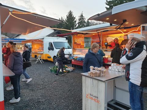 Verschillende marktkramen met klanten