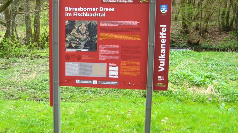 rode informatiepaneel met beschrijvingen