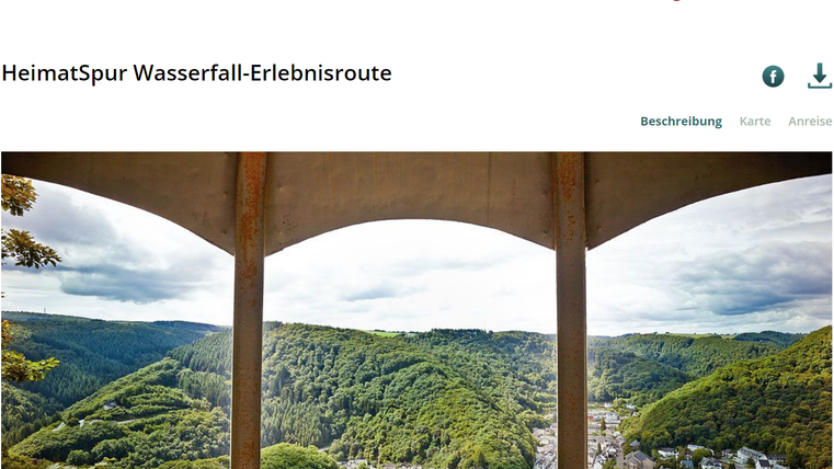 Een indrukwekkend uitzicht op een groene heuvelachtige landschap met een rivier in de vallei. Op de voorgrond zijn de steunpilaren van een brug zichtbaar.
