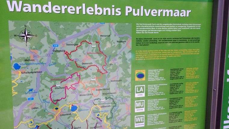 Eine Informationskarte der Ferienregion Gillenfeld mit dem Fokus auf Wandererlebnisse im Pulvermaar. Die Karte zeigt verschiedene Wanderwege und interessante Punkte in der Umgebung.
