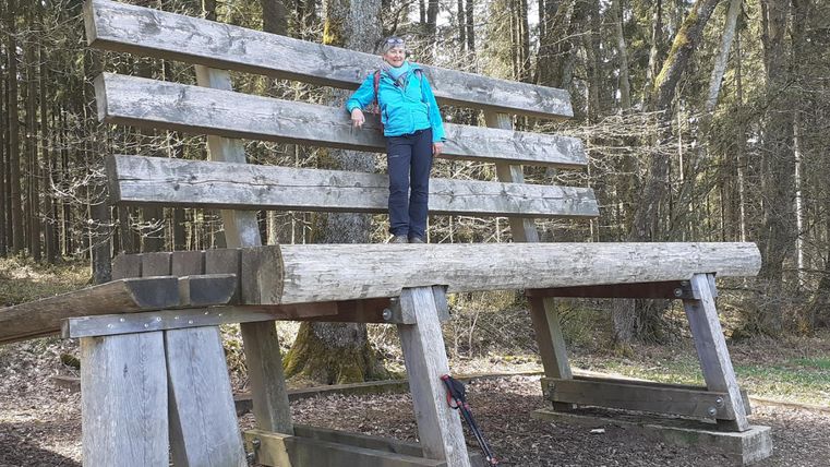 XXL-Bank mit einer stehenden Frau