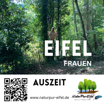 Een bos met weelderig groen en een schommel. Een vrouw geniet van de natuur in de Eifel.