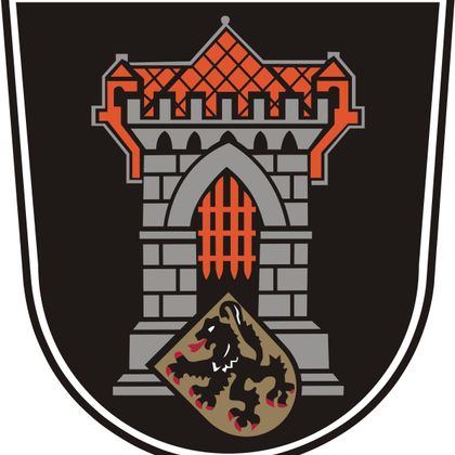 Ein Wappen mit einem grauen Turm und einem roten Dach. Darunter befindet sich ein Schild mit einem Löwen.