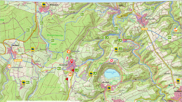 A hiking map of Deudesfeld with various hiking trails and attractions. The map shows the surroundings and informative symbols for hikers.
