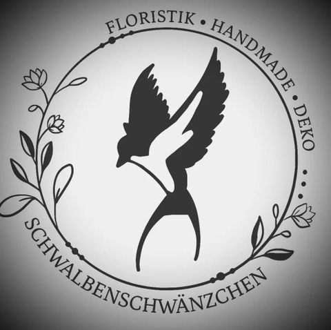 Ein stilisiertes Logo mit einem Vogel, umgeben von dekorativen Pflanzen. Der Text umfasst die Begriffe "Floristik", "Handmade" und "Deko" sowie den Namen "Schwalbenschwänzchen".