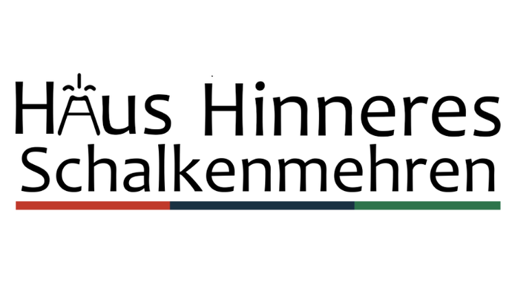 Een logo met de tekst "Haus Hinneres Schalkenmehren" in verschillende lettertypen. Daaronder zijn gekleurde balken in rood, blauw en groen te zien.
