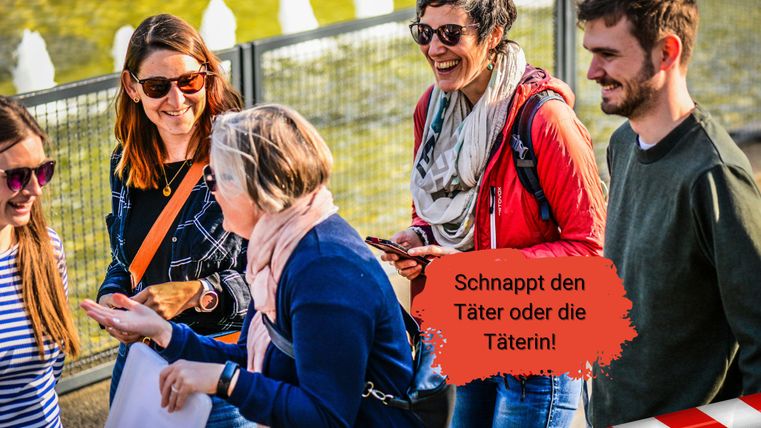 Eine Gruppe von fröhlichen Menschen steht in einem Park und unterhält sich. Im Vordergrund befindet sich ein Hinweis, der zur Aufklärung eines Verbrechens aufruft.