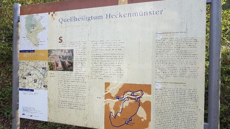Ein Informationstafel über das Quellheiligtum Heckenmünster. Die Tafel enthält Karten und Texte zu den Sehenswürdigkeiten der Umgebung.