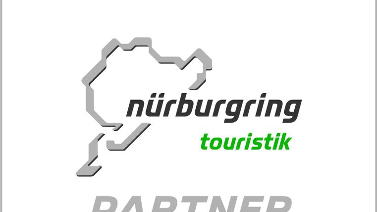 Ein Logo der Nürburgring Touristik mit einer stilisierten Karte des Rennkurses. Darunter steht das Wort "PARTNER" in großer Schrift.