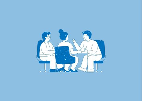 <p>3 Menschen bei Besprechnung am Tisch.</p>
